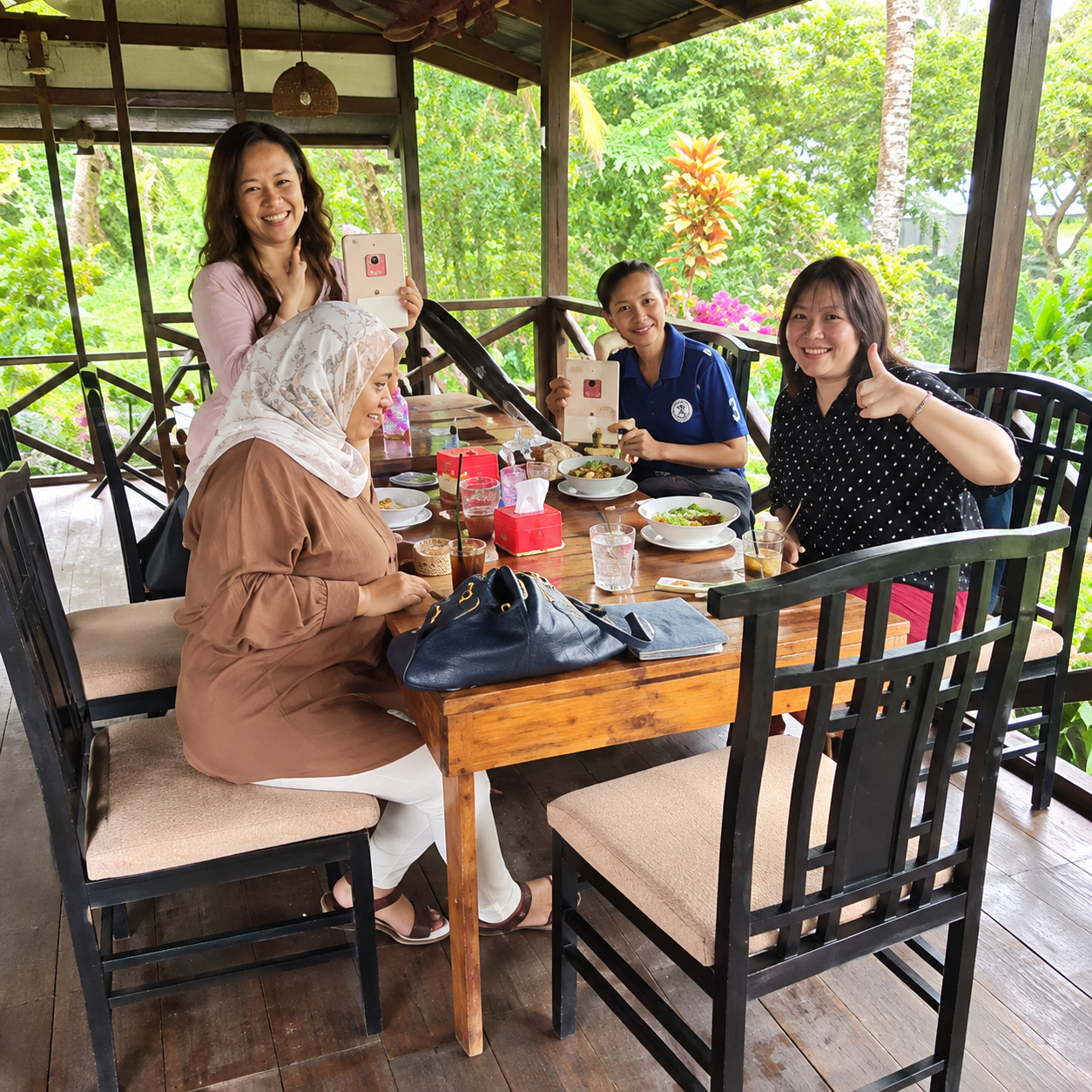 Tetamu di café taman Rom Garden